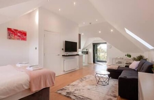 Coulsdon West Apartment | Coulsdon - Entire Studio, Covered Balcony - Walk to Station