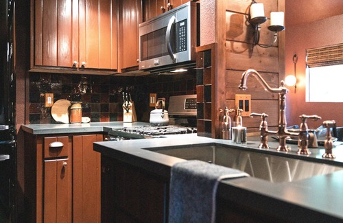 Idyllwild Cabin | Coulter Pine by Freewyld l Charming Cabin for Two