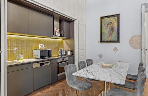 Belvaros - Lipotvaros Apartment | Count Zrinyi Basilica Luxurious Residence