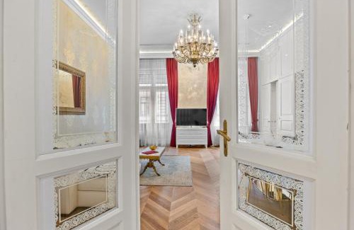Belvaros - Lipotvaros Apartment | Count Zrinyi Basilica Luxurious Residence