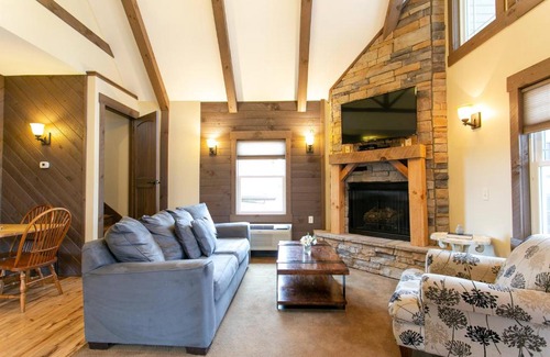 Berlin House | Country Bliss Cottage by Amish Country Lodging