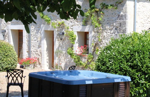 Noyant-Villages Cottage | Country cottage with private terrace and jacuzzi