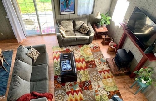 Everson Cottage | Country Cottage 50 miles from Mt Baker with heated, indoor pool 150 feet away