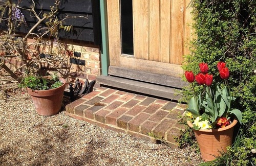 Shatterling Cottage | Country Cottage Private Terrace Garden Quiet Location Free Wifi Bus Stop 50yds