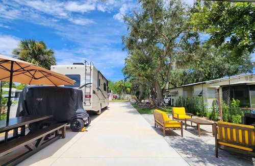 River Ranch RV Rental | Country Cowboy RV Campsite in River Ranch 72
