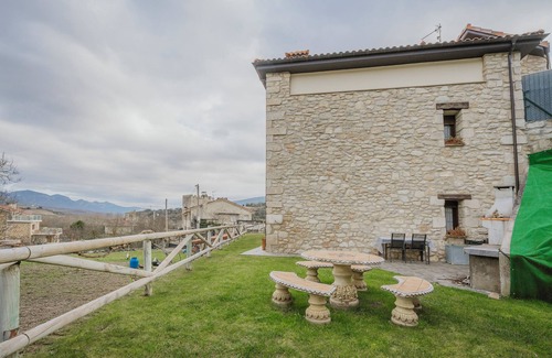 Quintana de Valdivielso House | Country Home 'Torres 1' with Mountain View, Private Garden and Wi-Fi