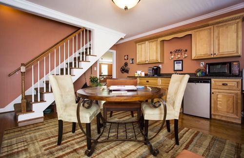 La Grange Bed & Breakfast | Country Faire King Luxury Suite with extra-large soaking tub