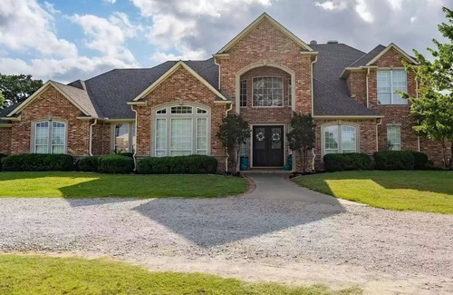 Cross Roads House | Country Getaway Ranch Home with Farm experience