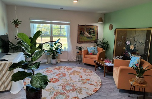 Welcome House | Country home , mile from Winery- custom design features, acre of peace & quiet!