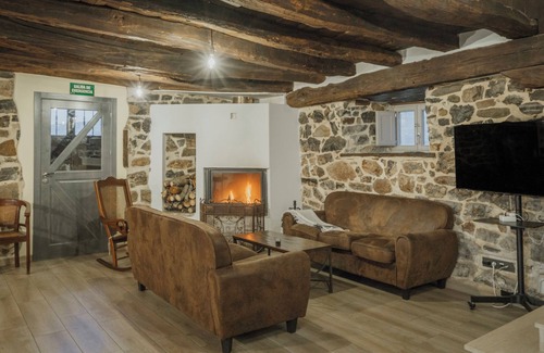 La Pernia House | Country House 'La Casa Del Diezmo De La Montaña' with Mountain View, Private Terrace and Wi-Fi
