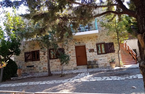 Kato Simi House | Country House 'Akros Oreon Apartment Voliares' with Mountain View, Private Terrace and Wi-Fi