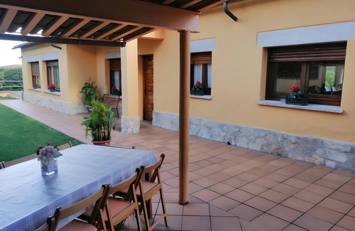 La Llacuna House | Country House 'Cal Pianista' with Mountain View, Wi-Fi and Air Conditioning