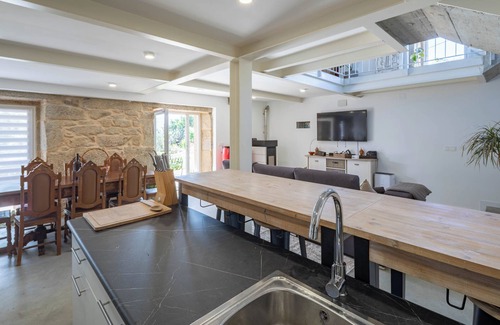 As Neves House | Country House 'Cándido' with Mountain View, Private Pool and Wi-Fi