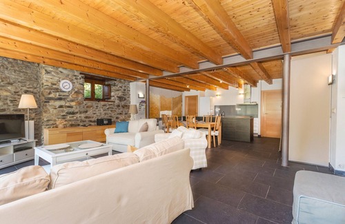Tavascan House | Country House 'Casa Guillem 3' with Lake View, Wi-Fi and Air Conditioning