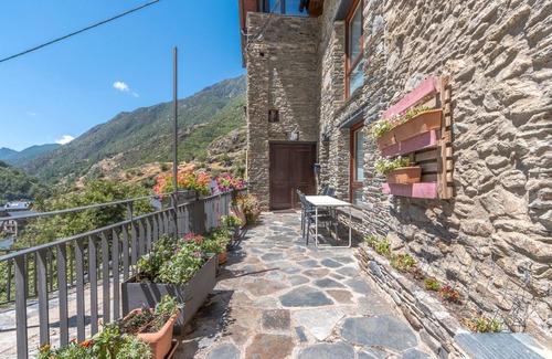 Tavascan House | Country House 'Casa Guillem 3' with Lake View, Wi-Fi and Air Conditioning