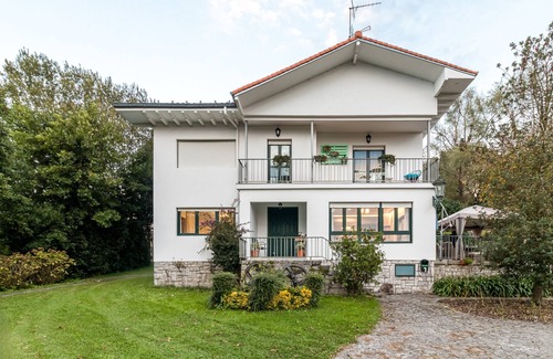 Colindres House | Country House 'Casa La Quinta' with Mountain View, Private Pool and Wi-Fi