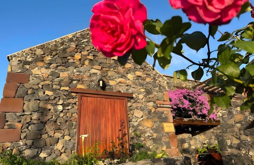 Mocanal House | Country House 'El Almendro' with Sea Views, Shared Terrace and Wi-Fi