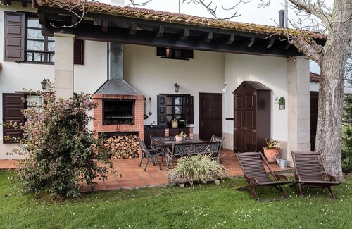Cabranes House | Country House 'El Llagar De Naveda' with Mountain View, Private Terrace and Wi-Fi