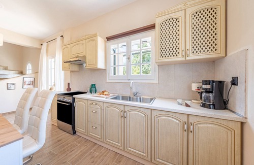 Vassilatika Villa | Country House 'Kipos' with Mountain View, Private Outdoor Pool and Air Conditioning
