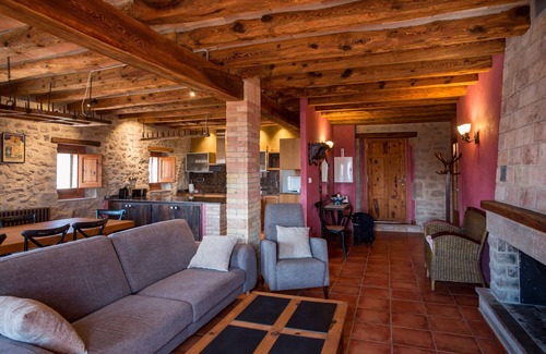 Solsona House | Country House 'La Cajola' with Mountain View, Private Pool and Wi-Fi