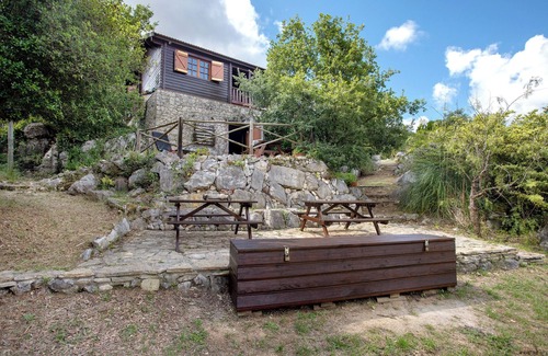 Lourinha House | Country House 'Quinta Do Castelo - Casa De Madeira' with Mountain View and Air Conditioning