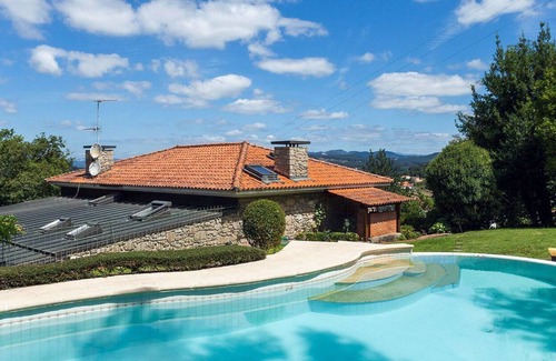 Valenca Cottage | Country house with swimming pool in Valença!