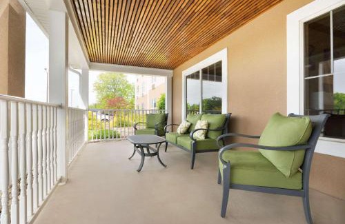 Burlington Hotel | Country Inn & Suites by Radisson, Burlington Elon , NC