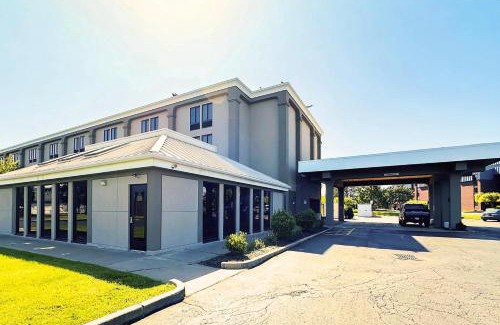 Canton Hotel | Country Inn & Suites by Radisson, Canton near Hall of Fame