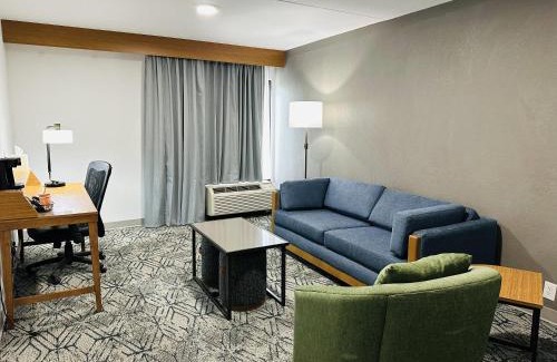 Canton Hotel | Country Inn & Suites by Radisson, Canton near Hall of Fame
