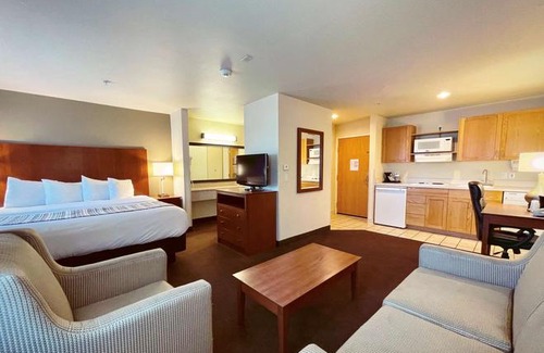 Larkspur Hotel | Country Inn & Suites by Radisson Bend OR