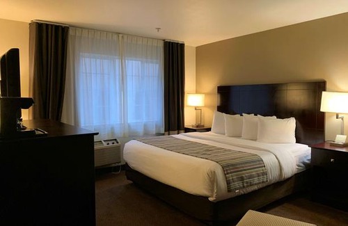 Larkspur Hotel | Country Inn & Suites by Radisson Bend OR