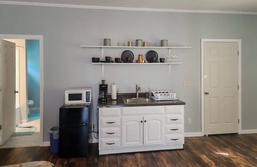 Summerville House | Country retreat with separate studio apartment, large seasonal pool, and hot tub