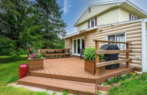 Maplecrest Bed & Breakfast | Country Room. Cozy room with a Queen-Size bed, en-suite bathroom, and FREE breakfast. Sleeps 2.