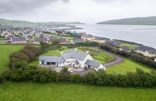 Dingle House | Country Setting in the Middle of Dingle Town.