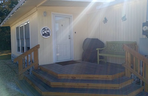 Homosassa House | Country setting on Florida's Nature Coast. Park your boat and RV here too.