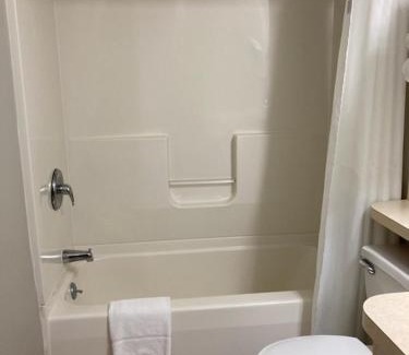 New Holland Hotel | Country Squire Inn and Suites
