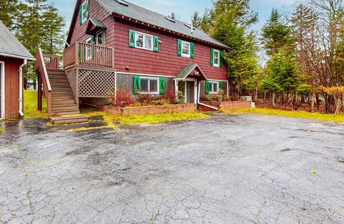 Beaver Cove House | Country-style home with gorgeous views, big yard, firepit & W/D