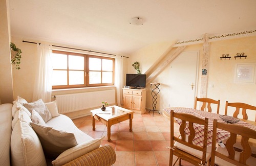 Seifhennersdorf Apartment | Country-style vacation apartment | quiet location | in the blooming rose garden
