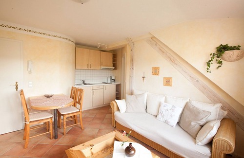 Seifhennersdorf Apartment | Country-style vacation apartment | quiet location | in the blooming rose garden