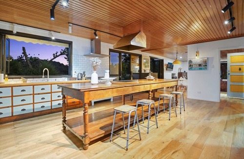 Auckland House | Countryside Calm Getaway with pool and deck