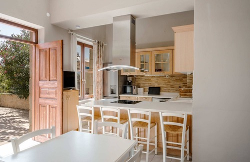 Monopari Villa | Countryside Villa With hot tub and 2 Pools!