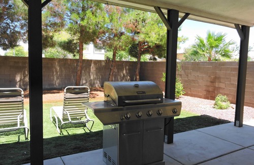Rhodes Ranch House | County Licensed STR! Comfortable, spacious home 15 minutes to The Strip