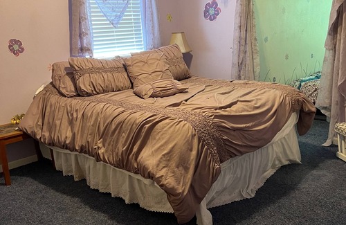 Harvard Bed & Breakfast | County setting w/a view, family home each private room to rent