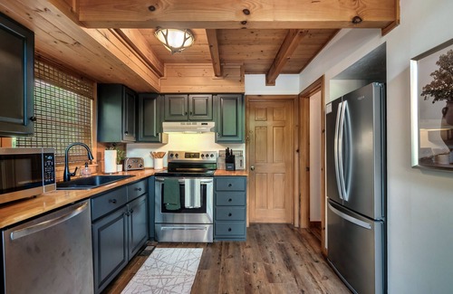 Sevierville Cabin | Couple's Getaway, Secluded, but 5min to Parkway! Dogs Welcome!