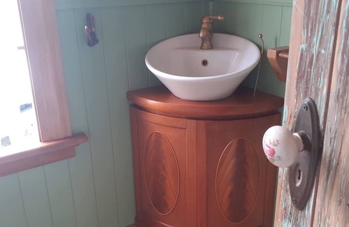 Ohai Cottage | Couple's Hideaway: Character Shepherd's Hut. Pet friendly.