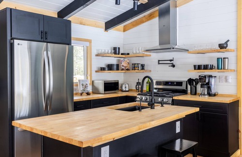 Tobyhanna Cabin | Couple's Log Cabin w/Jacuzzi