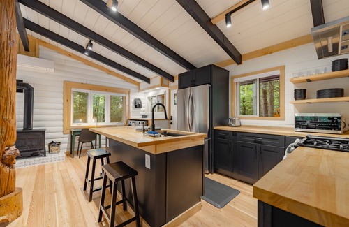 Tobyhanna Cabin | Couple's Log Cabin w/Jacuzzi