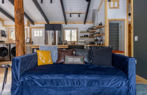 Tobyhanna Cabin | Couple's Log Cabin w/Jacuzzi