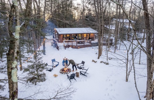 Tobyhanna Cabin | Couple's Log Cabin w/Jacuzzi