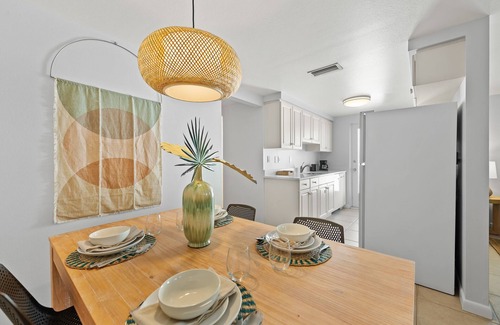Sarasota House | Couples Beach Getaway, 3 houses from the beach! - Summer Lovin'